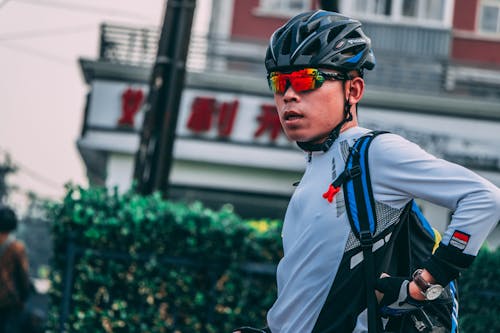 Gratis Pria Mengenakan Kacamata Olahraga Dan Helm Sepeda Hitam Foto Stok