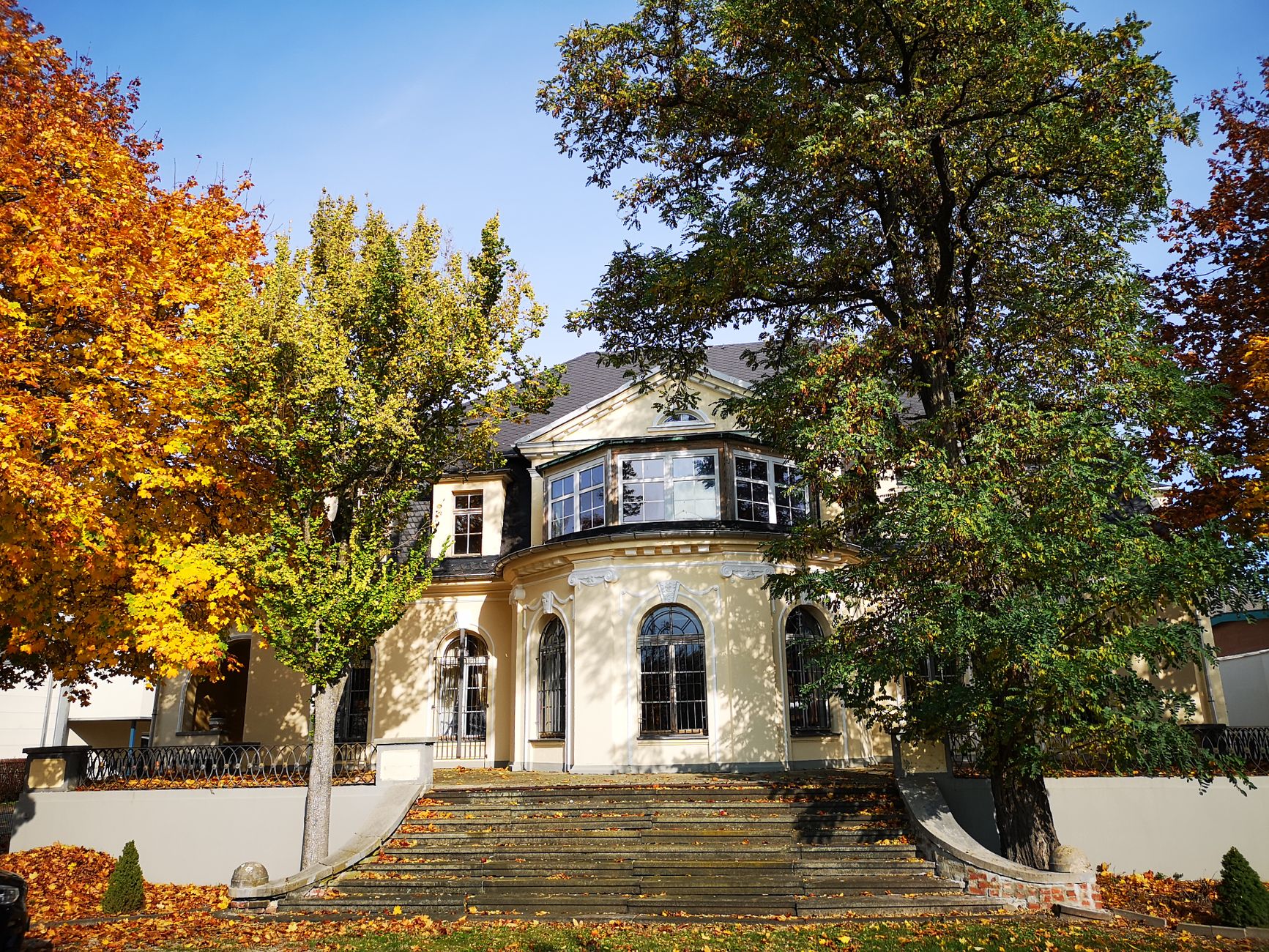 Moderne luxe villa met gigantische achtertuin en buitenzwembad