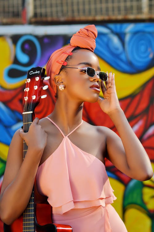 Δωρεάν στοκ φωτογραφιών με ακουστική κιθάρα, γυαλιά ηλίου, γυναίκα