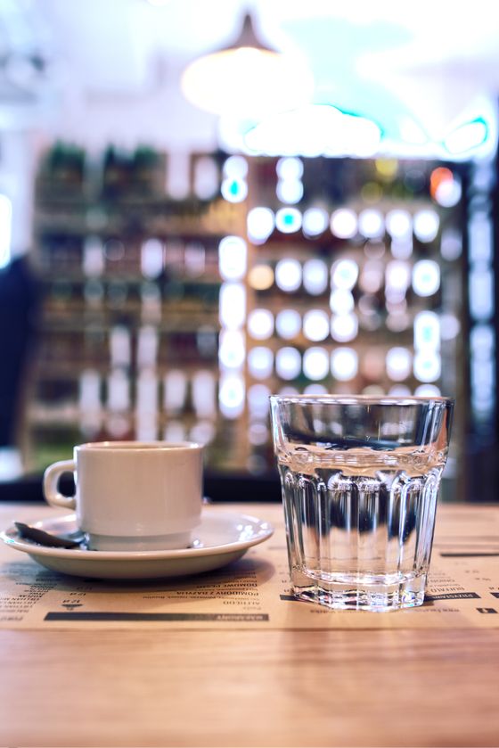 Xícara de café ao lado de um copo de água