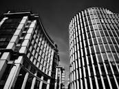 现代摩天大楼在令人惊叹的城市背景下以低角度镜头拍摄，突出建筑设计