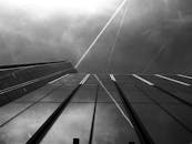 黑白透视照片中的现代摩天大楼反射着天空中的光线