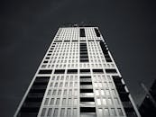 城市环境中正在建设的黑白透视图高耸摩天大楼