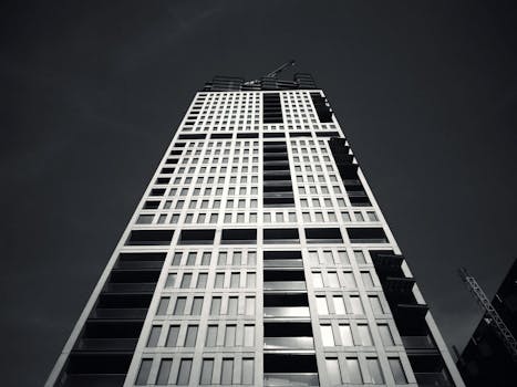 城市环境中正在建设的黑白透视图高耸摩天大楼