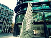 这座城市景观引人注目，拥有现代建筑和独特的机翼雕塑