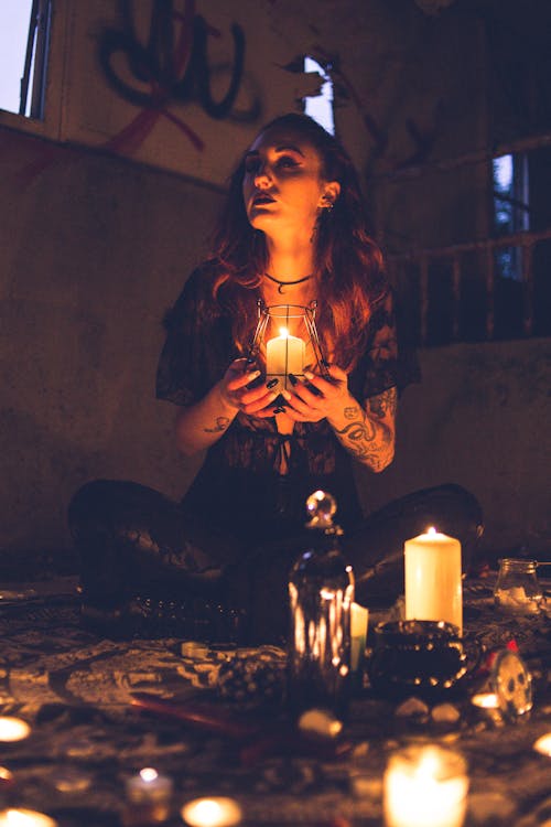 Bruxa Assustadora Entre Velas Durante O Ritual