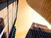 城市摩天大楼映衬在金色黄昏天空下，展现出令人惊叹的景色，捕捉了现代建筑的精髓