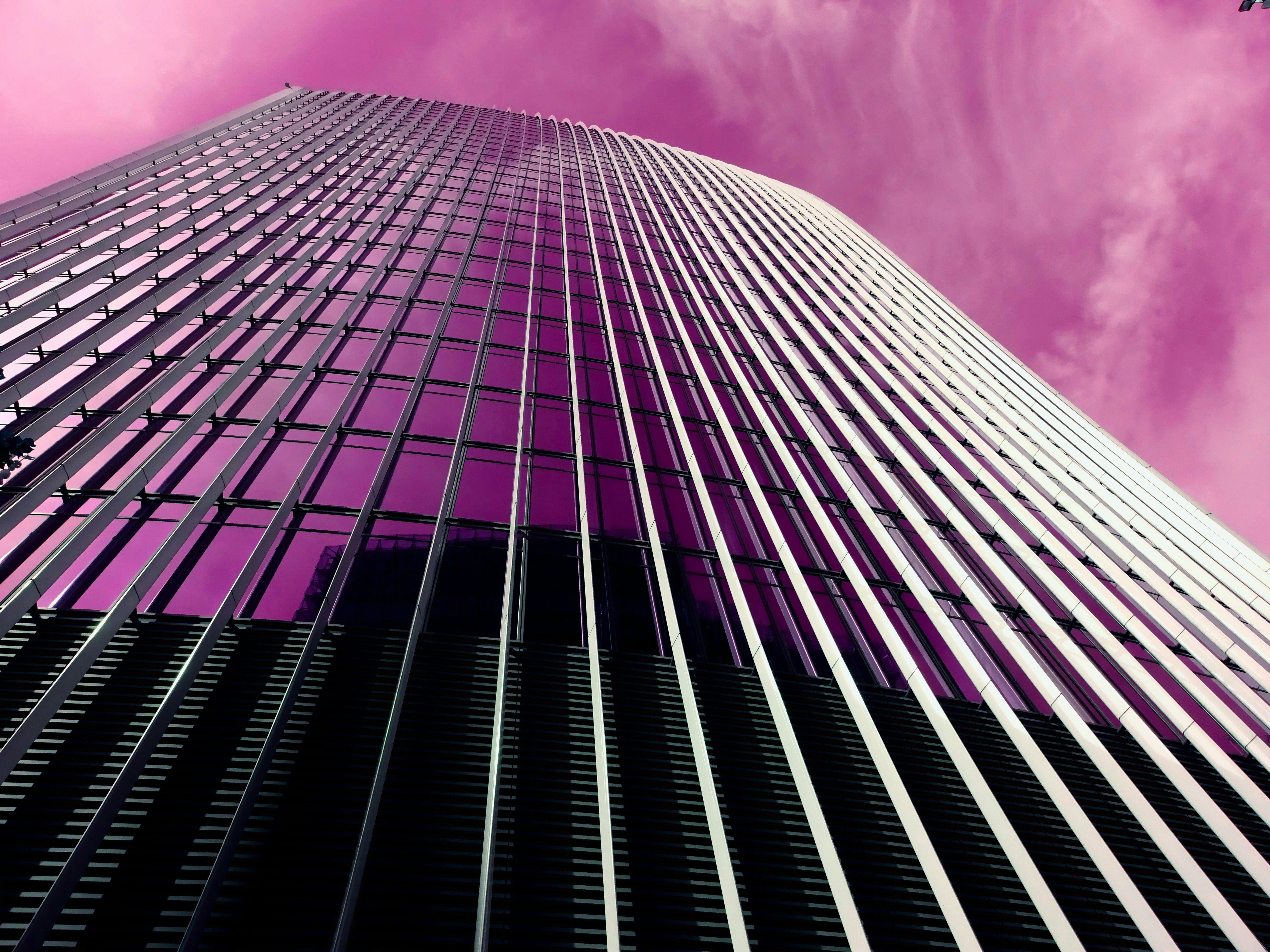 低角度镜头下的现代摩天大楼与戏剧性的紫色天空