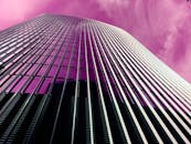 低角度镜头下的现代摩天大楼与戏剧性的紫色天空