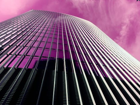 低角度镜头下的现代摩天大楼与戏剧性的紫色天空
