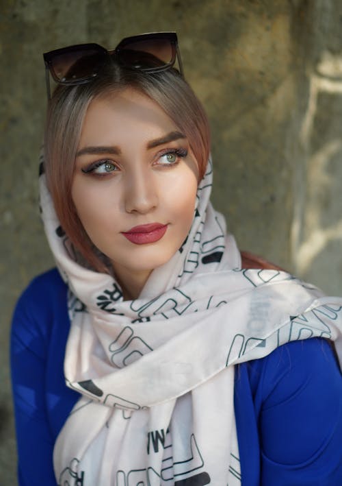 Free Close-Up Shot of a Pretty Woman with Sunglasses and Scarf  Stock Photo