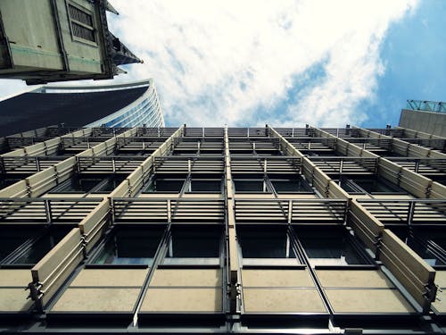 무료 고층 빌딩의 로우 앵글 촬영 스톡 사진