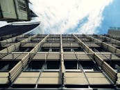 现代城市摩天大楼的低角度视图，带有玻璃窗和抽象建筑设计