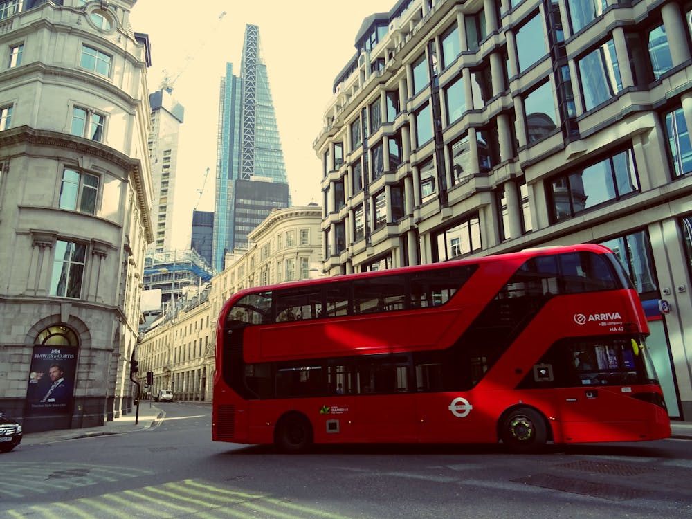 Foto d'estoc gratuïta de arquitectura, autobús, carrer