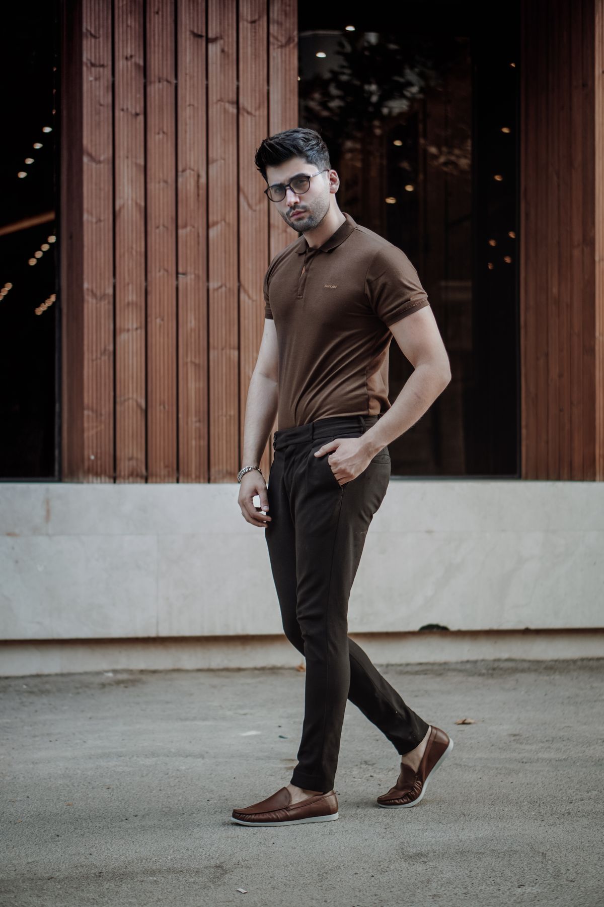 Phối outfit streetwear nam với màu tối và chất liệu đứng form