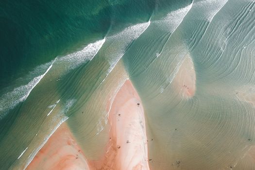 俯瞰宁静的热带海滩，温和的海浪轻抚着沙质海岸
