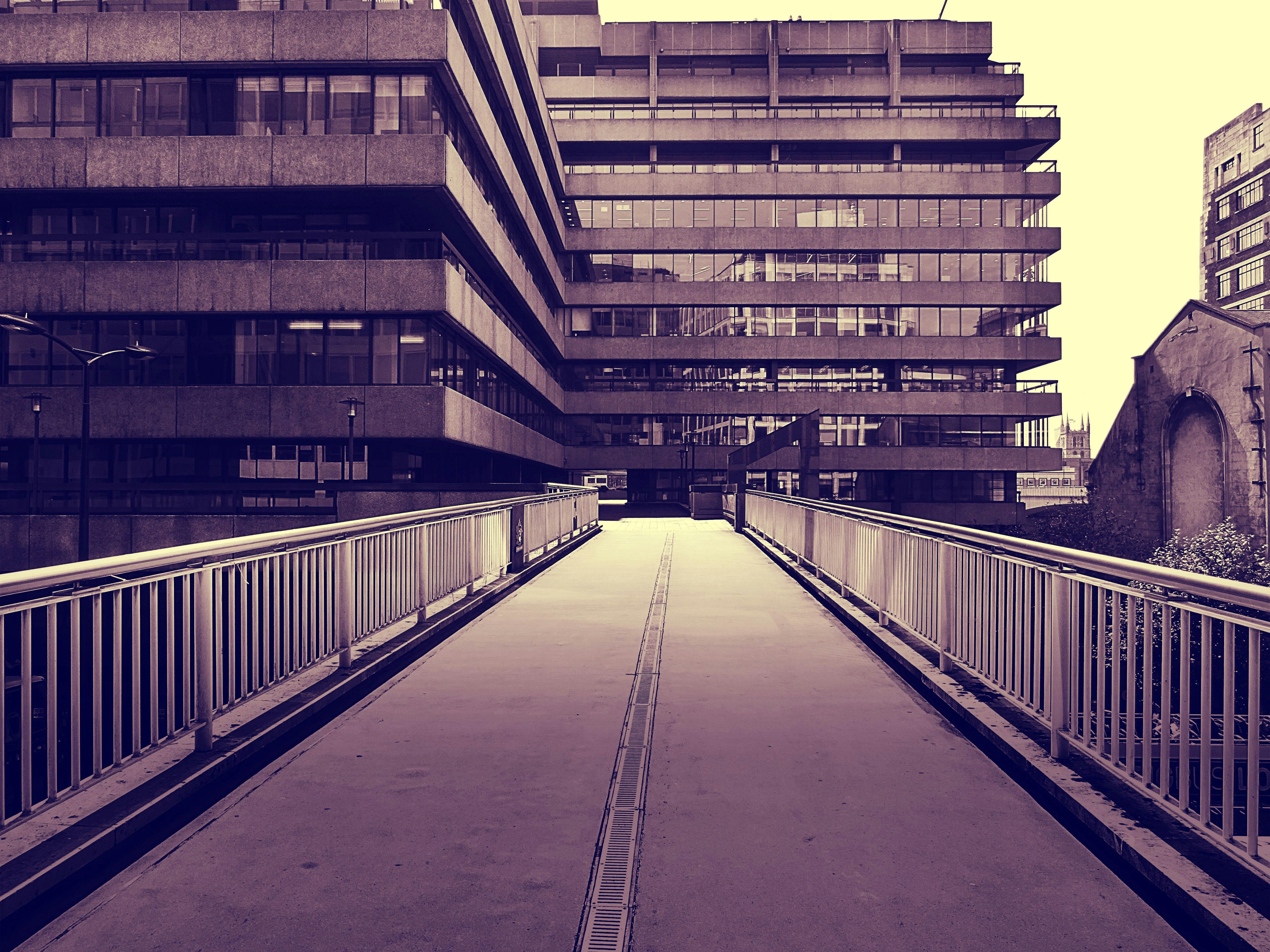 这座未来派城市建筑采用棕褐色调的玻璃立面，并设有人行道