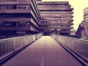 这座未来派城市建筑采用棕褐色调的玻璃立面，并设有人行道