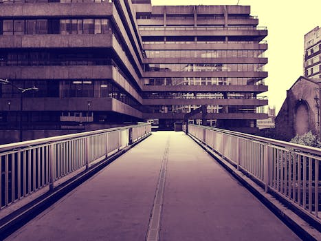 这座未来派城市建筑采用棕褐色调的玻璃立面，并设有人行道