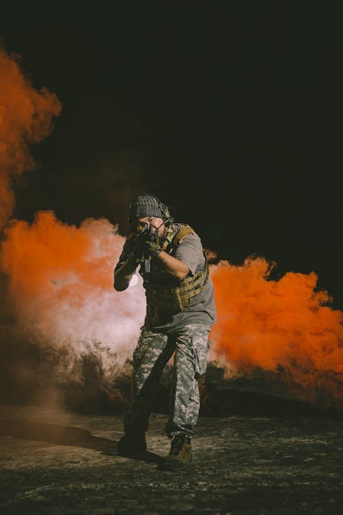 Fotos de stock gratuitas de arma, fumar, hombre