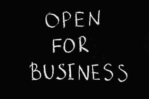 Free Open For Business Lettering Text Su Sfondo Nero Stock Photo