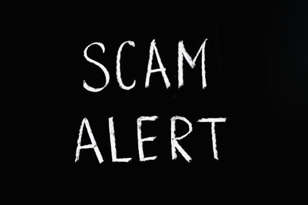 Foto van bord met &quot;scam alert&quot;, zoals de nepvolgers die je in deze sectie kunt herkennen.