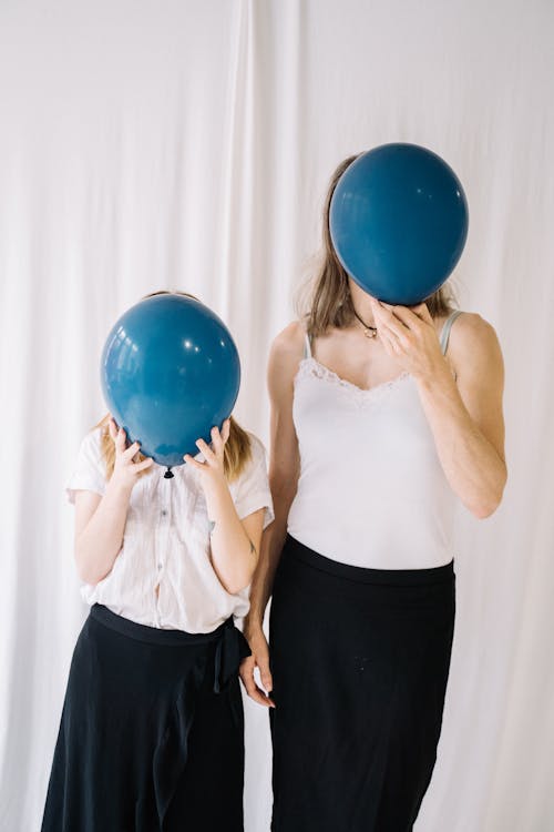 Vrouw Die In Witte Tanktop Blauwe Ballon Houdt