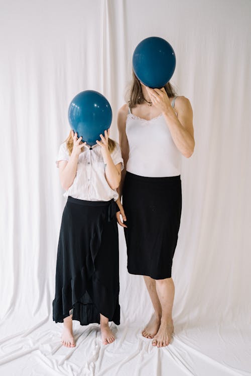 Vrouw In Wit Overhemd En Zwarte Rok Met Blauwe Ballonnen