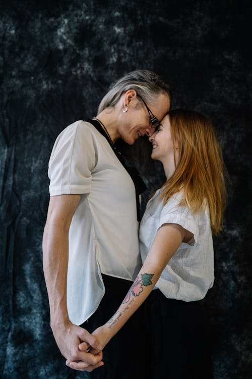 Hombre Con Camiseta Blanca Besando A Mujer Con Camiseta Blanca