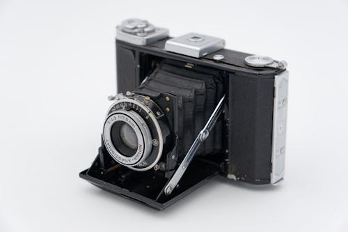 Beyaz arka plan, eski katlama, eski model kamera içeren Ücretsiz stok fotoğraf