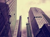 充满活力的城市景观中，高耸的摩天大楼构成了一幅戏剧性的画面