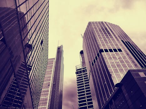 充满活力的城市景观中，高耸的摩天大楼构成了一幅戏剧性的画面