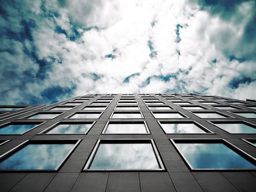 Braunes Hochhaus Unter Dem Himmel Voller Weißer Wolken