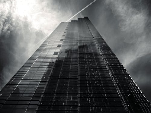 Fotografía En Escala De Grises De Un Edificio De ángulo Bajo