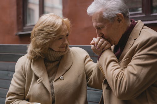 Photos gratuites de amour, baiser, couple de personnes âgées