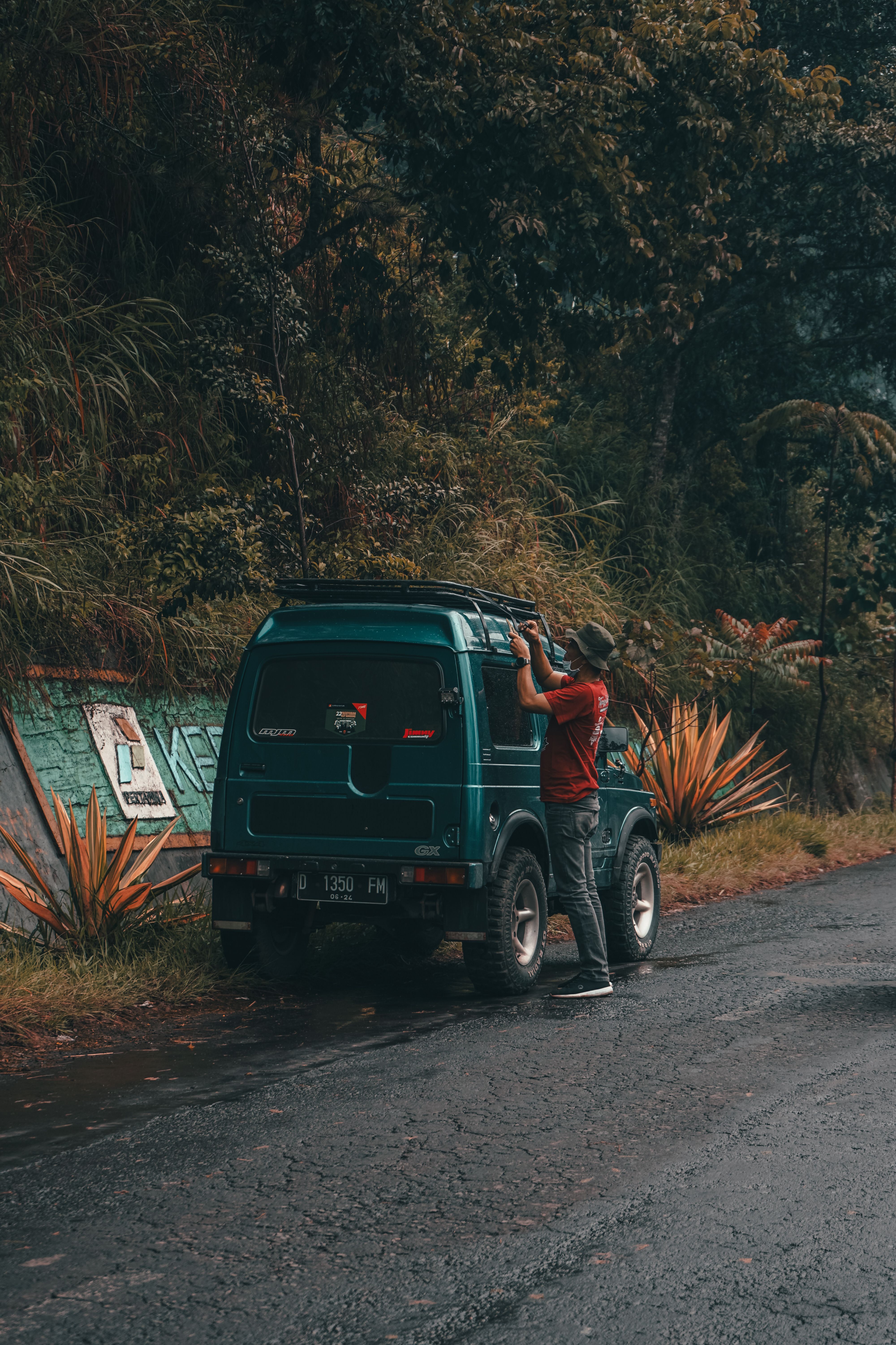 A Gray Jeep Wrangler Parked on the Roadside · Free Stock Photo
