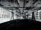 这张现代钢隧道的黑白照片，几何图案营造出未来主义的城市感觉