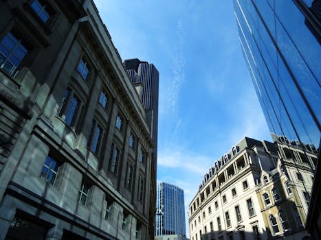 现代和传统建筑在蓝天的映衬下，勾勒出充满活力的城市天际线