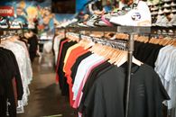 在城市精品环境中，充满活力的时尚服装和鞋子正在展示
