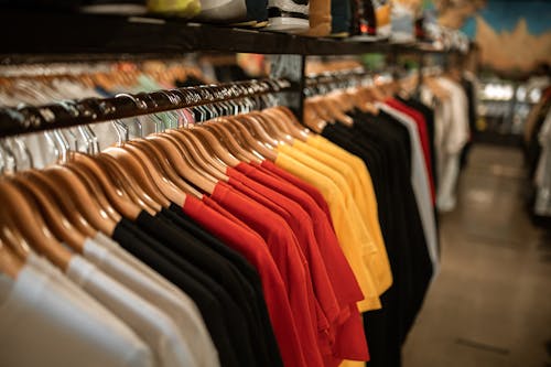 Kostenlos Verschiedene Kleider Auf Kleiderbügel Gehängt Stock-Foto