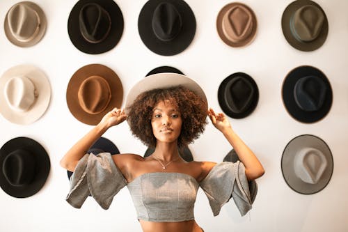Gratis arkivbilde med afrikansk-amerikansk kvinne, fasjonabel, hatter