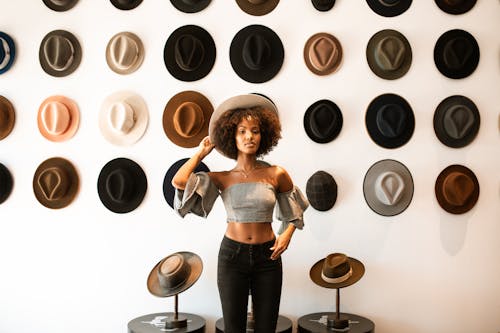 Bezpłatne Kobieta W Szarym Podkoszulku I Czarnych Dżinsach Stojących Obok Czarno Białej Okrągłej ściany Zdjęcie z galerii
