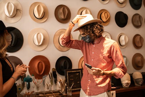 Femme En Chemise à Manches Longues Rose Et Chapeau De Cowboy Blanc