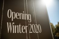 “2020年冬季开放”标志的特写，带有太阳耀斑效果