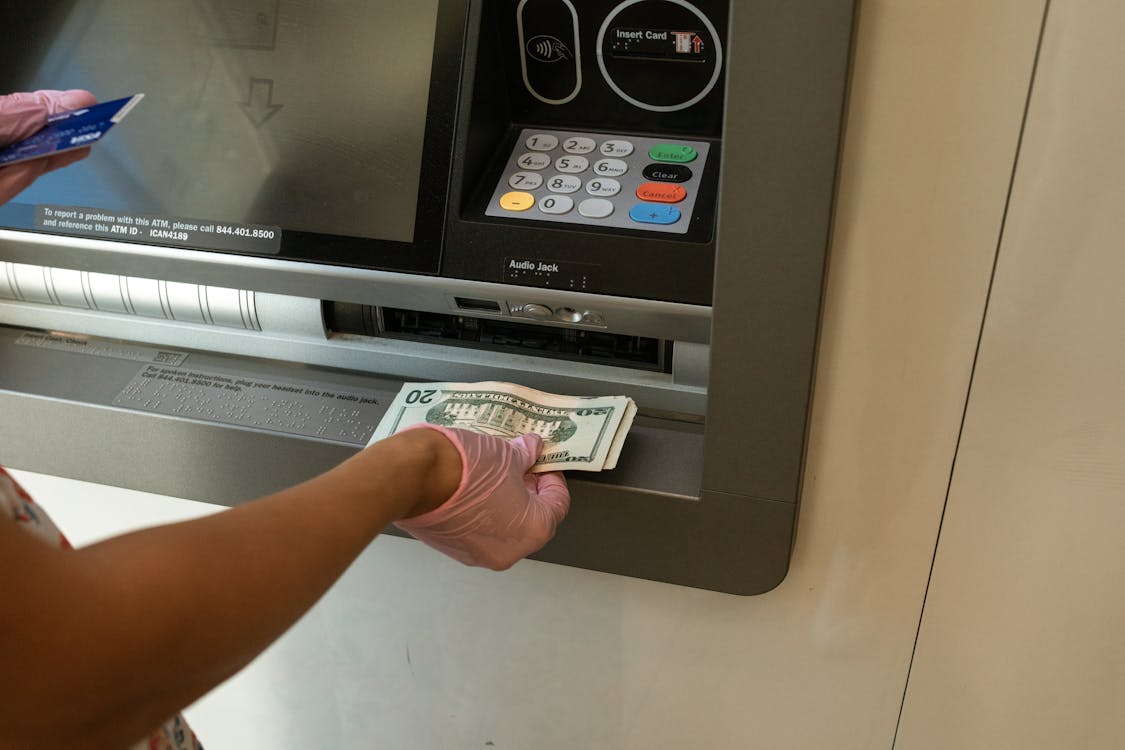 ▼女子無法ATM領錢，原因超奇特。（示意圖／pexels）