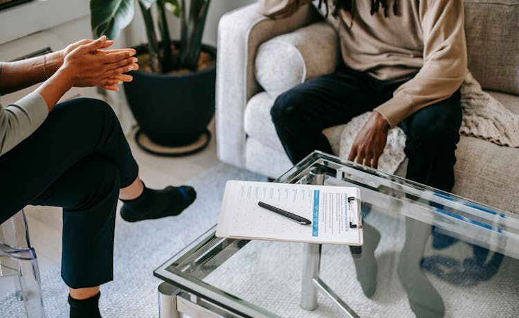 Crop Unrecognizable Man Talking To Female Psychologist