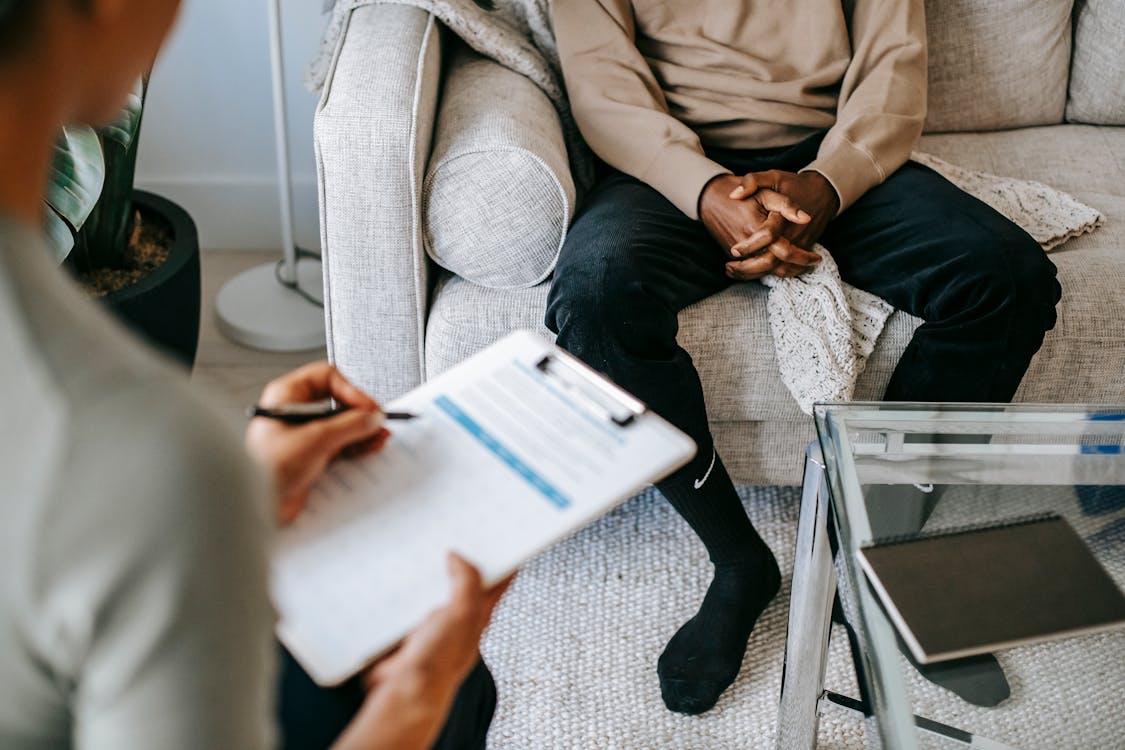 Free Crop ethnic client discussing problems with anonymous psychologist Stock Photo