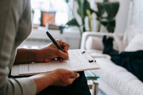 Gewas Etnische Psycholoog Schrijven Op Klembord Tijdens Sessie