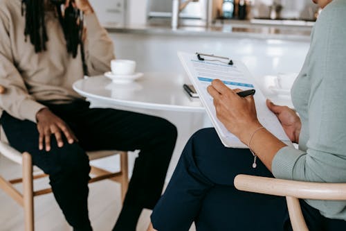 Entrevistador multiétnico y buscador de empleo sin rostro de cosecha gratuita pasando por la entrevista Stock Photo