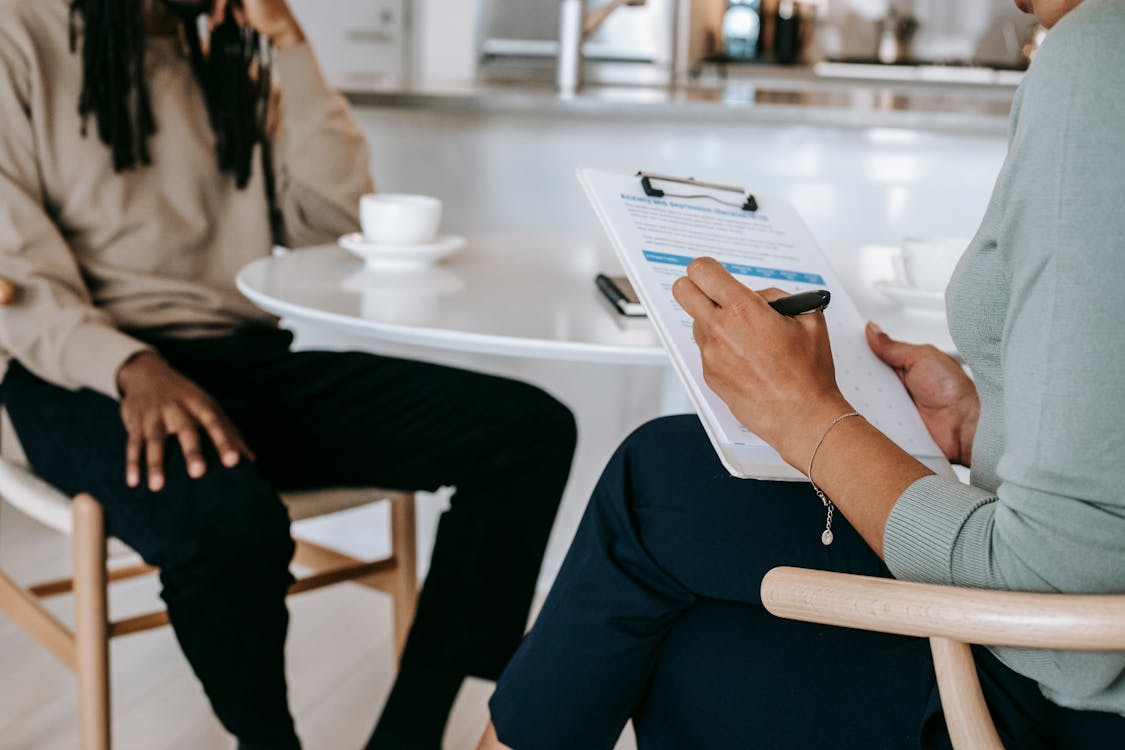 gratis Snijd Anonieme Multi Etnische Interviewer En Werkzoekende Bij Tijdens Het Interview Stockfoto